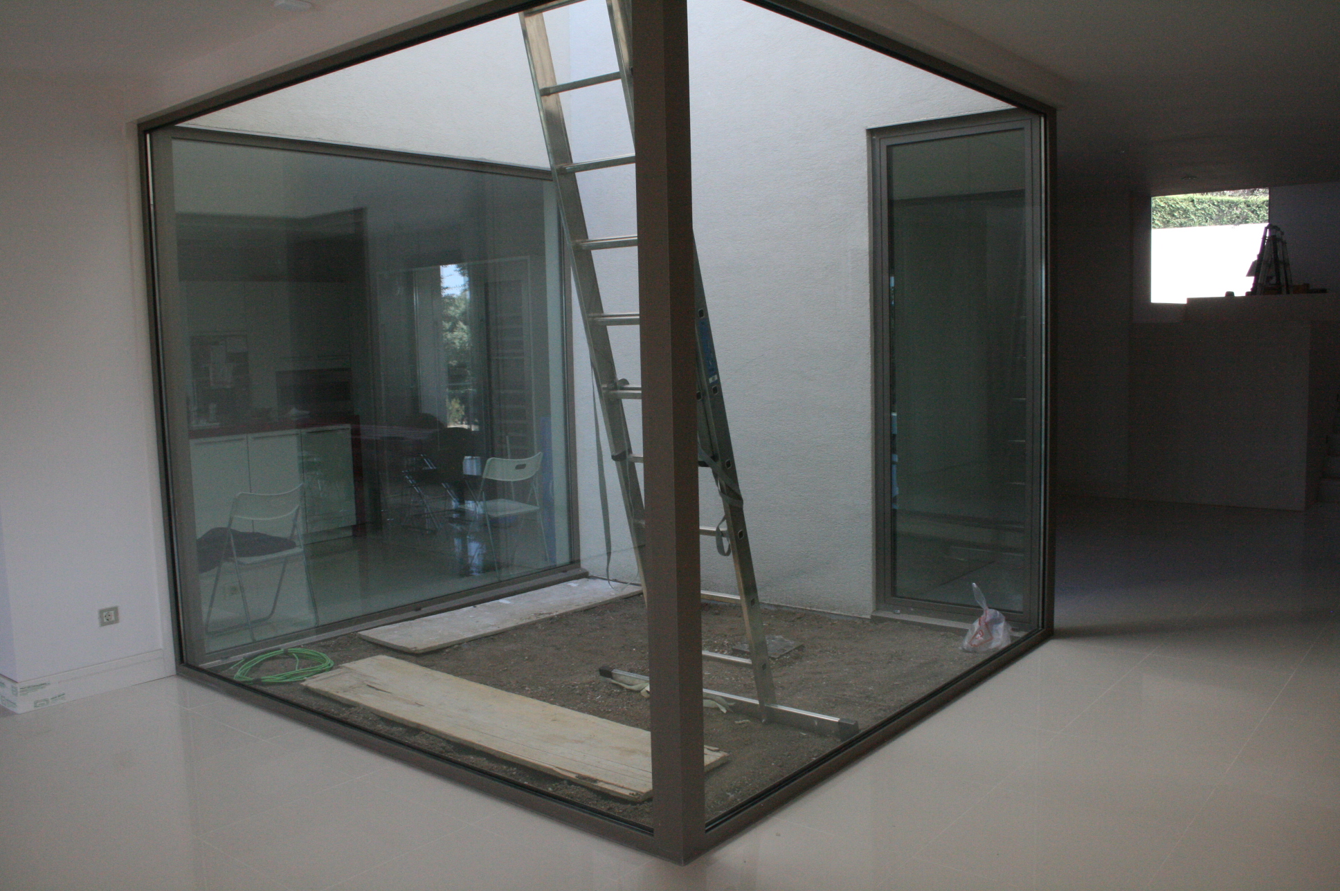 Patio interior acristalado antes de la construcción del jardín zen