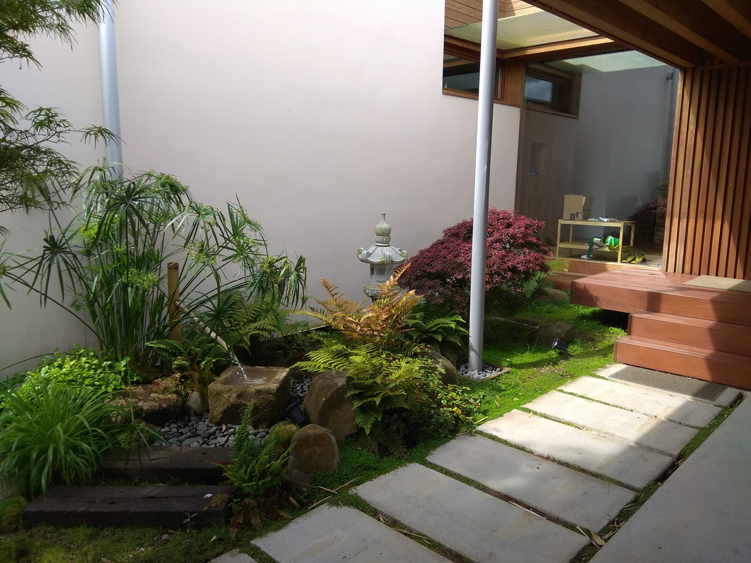 Jardín japonés tsuboniwa integrado en la arquitectura